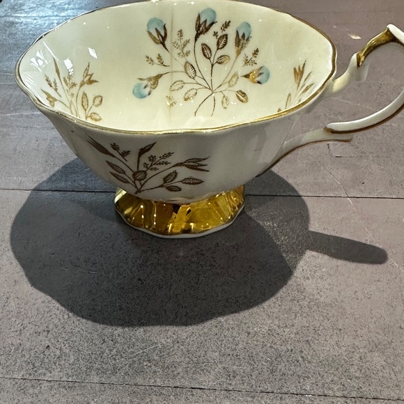 QUEEN ANNE Bone China vintage tea cup from 1950's - Picture 5 of 6